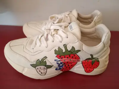 Zapatillas Gucci blancas con diseño de fresas - miniatura 2