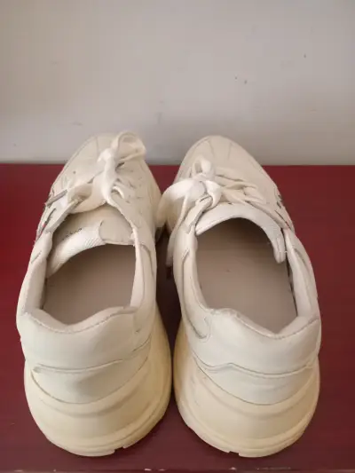 Zapatillas Gucci blancas con diseño de fresas - miniatura 3