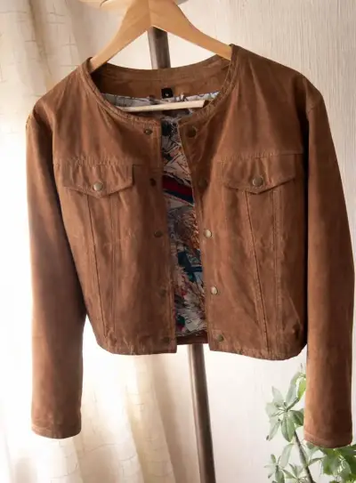 Chaqueta de cuero marrón con estampado - miniatura 1