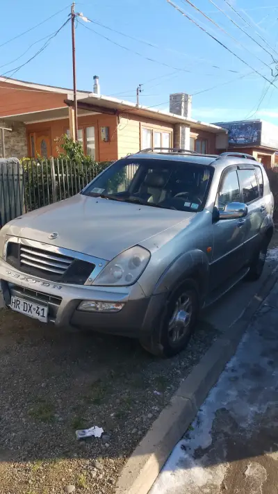 SUV SsangYong Rexton en buen estado - miniatura 1