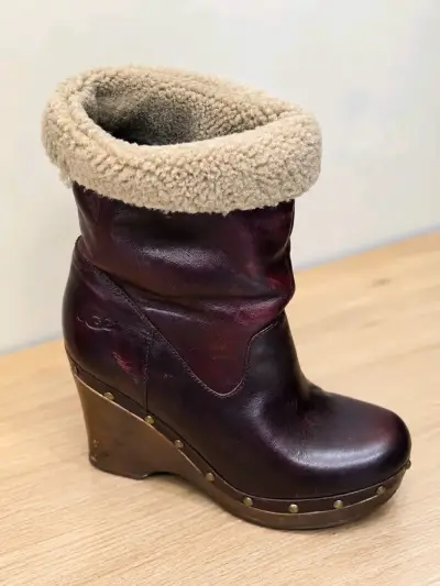 Botas UGG Originales de Cuero Burdeo con Chiporro - miniatura 1