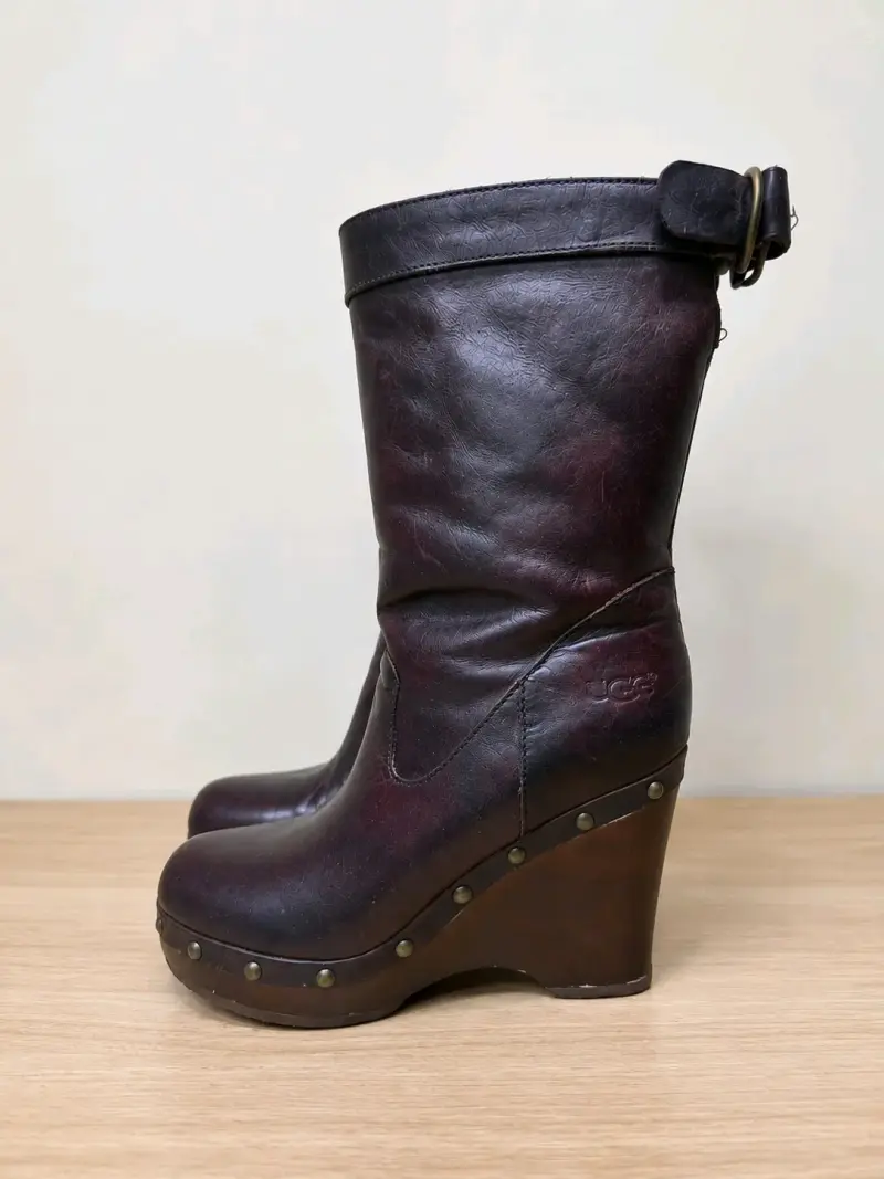 Botas UGG Originales de Cuero Burdeo con Chiporro - 3