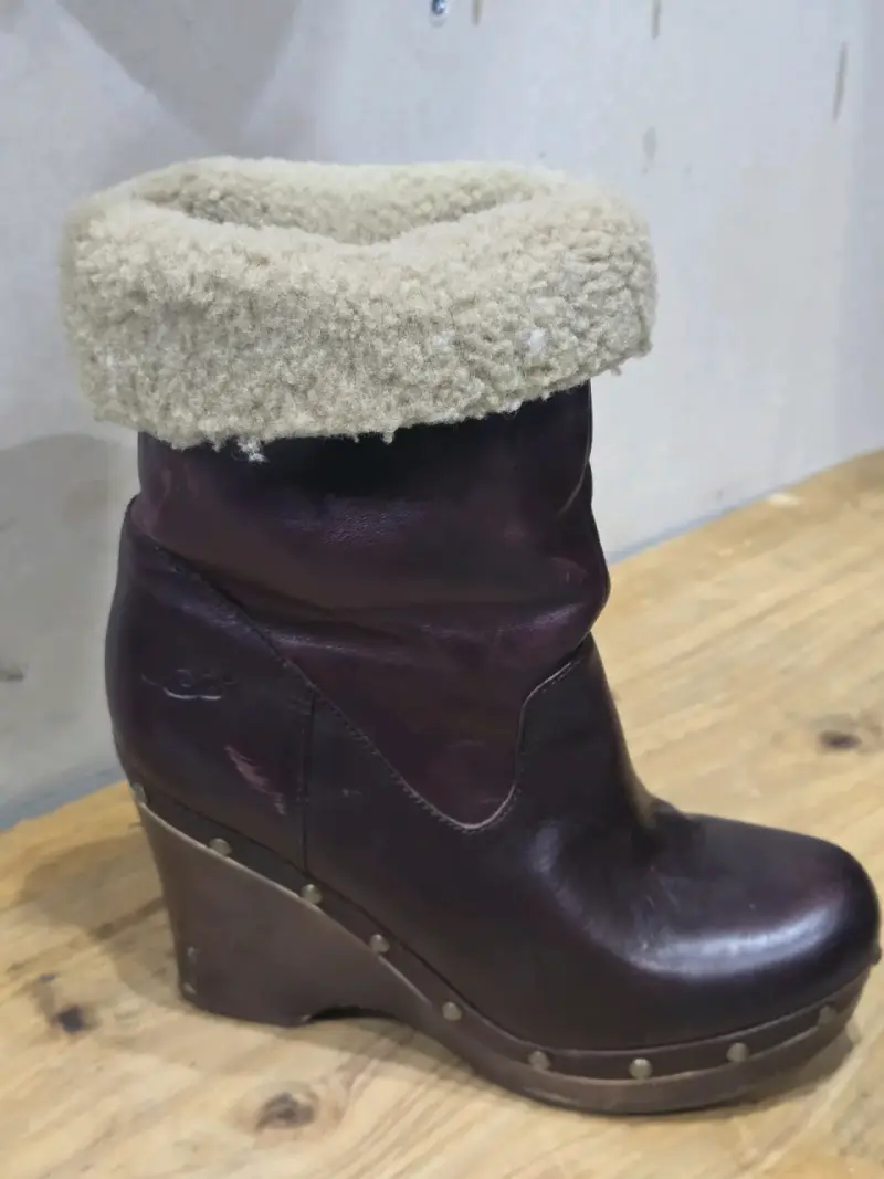 Botas UGG Originales de Cuero Burdeo con Chiporro - 4