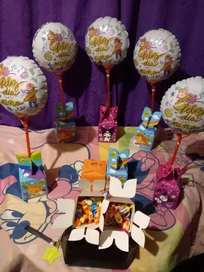 Globos y cajas de regalo para Día del Niño - miniatura 1