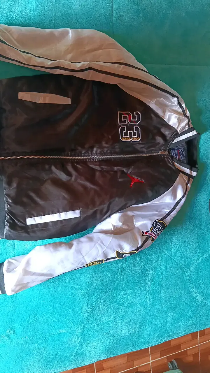 Chaqueta deportiva negra y blanca con diseño bordado