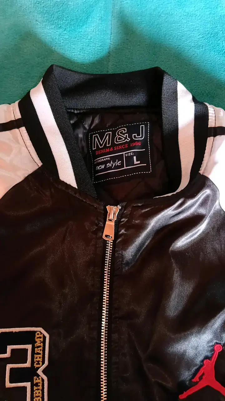 Chaqueta deportiva negra y blanca con diseño bordado - 2