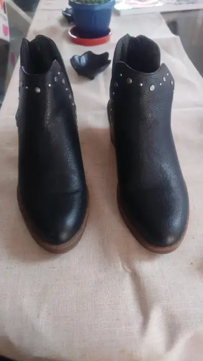 Botines negros con tachas para mujer talla 35 - miniatura 1