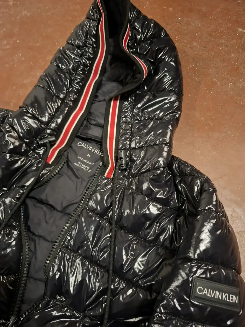 Chaqueta acolchada negra Calvin Klein con capucha - 2
