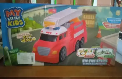 Camión de Bomberos de Juguete con Luces y Sonidos - miniatura 1