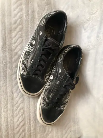 Zapatillas Vans  con diseño de calaveras - miniatura 2