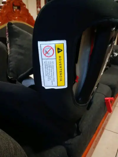 Silla de Auto Bebesit Negra con Detalles Rojos - miniatura 1