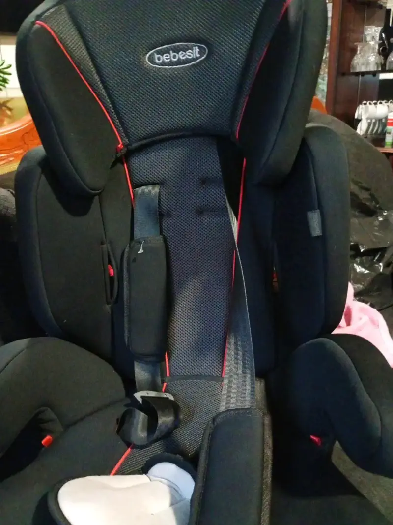Silla de Auto Bebesit Negra con Detalles Rojos - 2