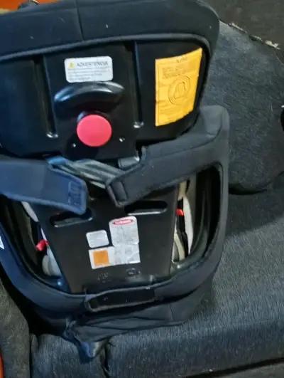 Silla de Auto Bebesit Negra con Detalles Rojos - miniatura 4