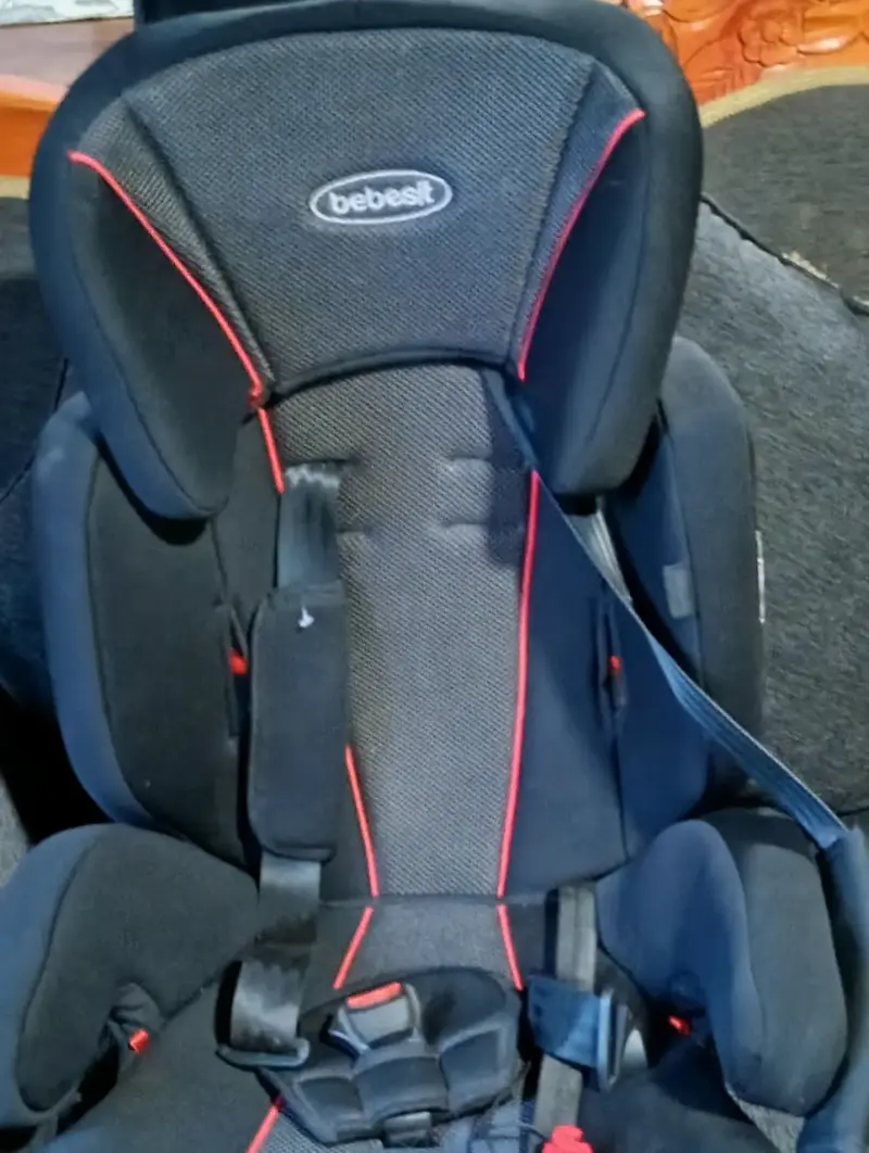 Silla de Auto Bebesit Negra con Detalles Rojos - 5