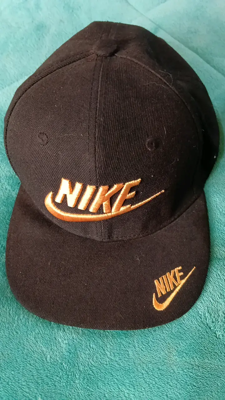 Gorra negra Nike con logo bordado - 1