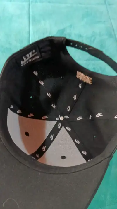 Gorra negra Nike con logo bordado - miniatura 2