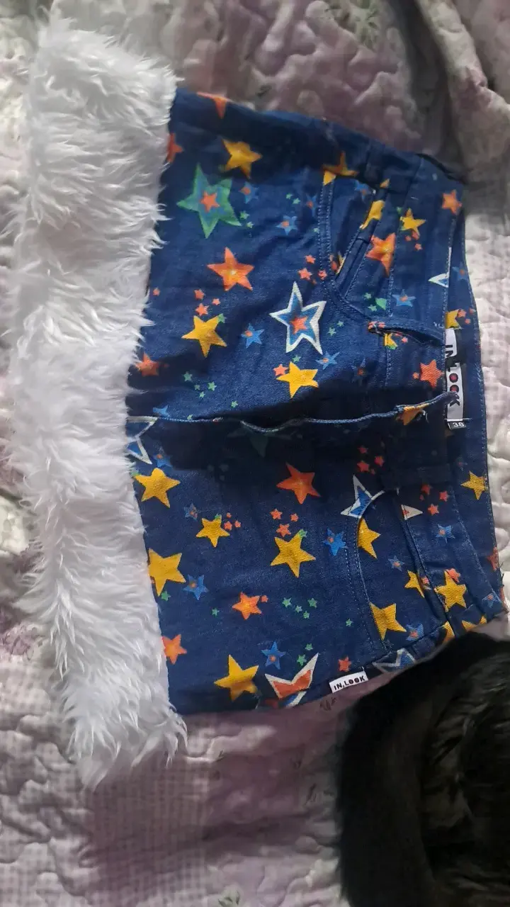 Falda de mezclilla con estrellas y borde peludo