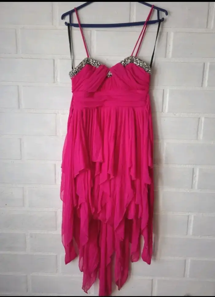 Vestido de fiesta fucsia con pedrería - 1