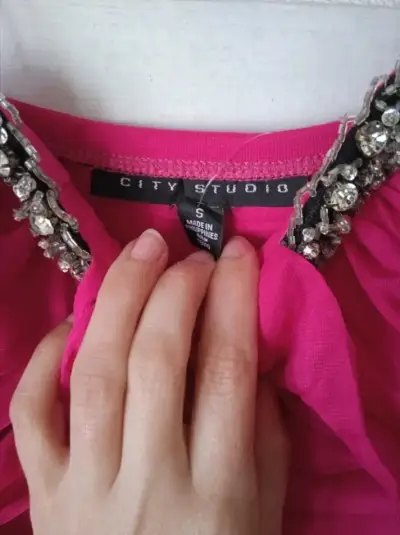 Vestido de fiesta fucsia con pedrería - miniatura 3