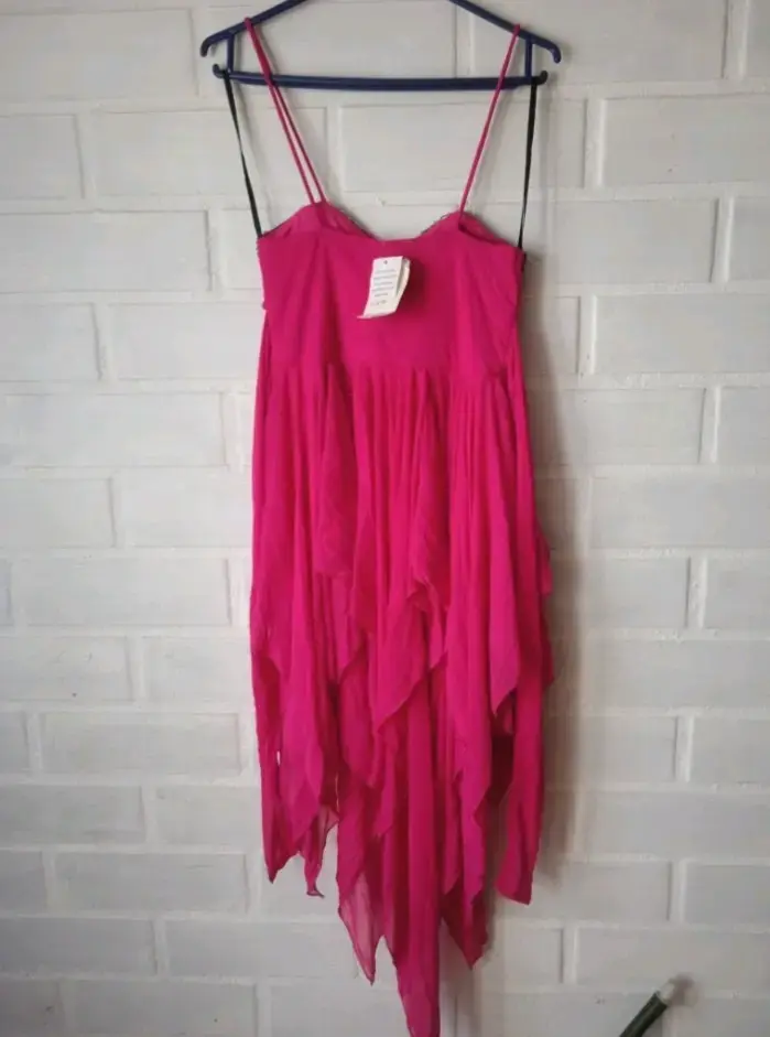 Vestido de fiesta fucsia con pedrería - 4