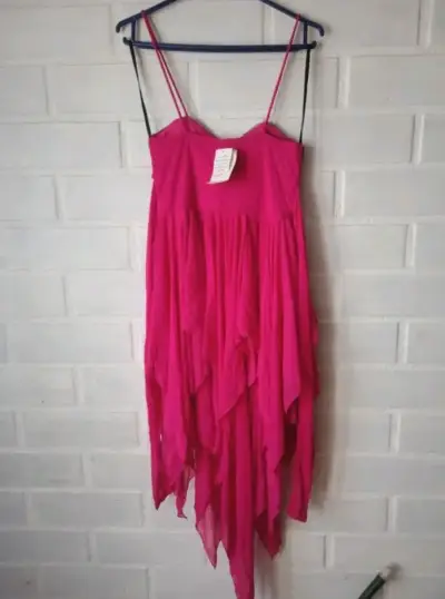Vestido de fiesta fucsia con pedrería - miniatura 4