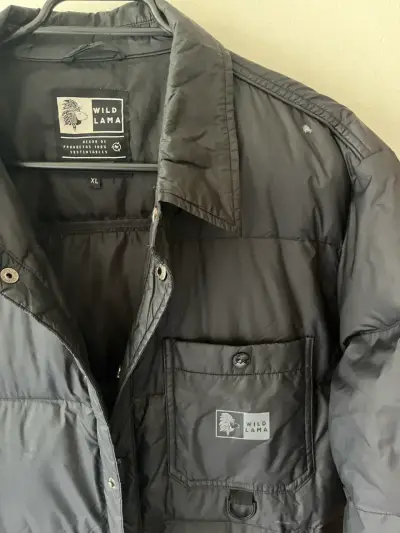 Chaqueta negra de material reciclado Wild Lama - miniatura 2