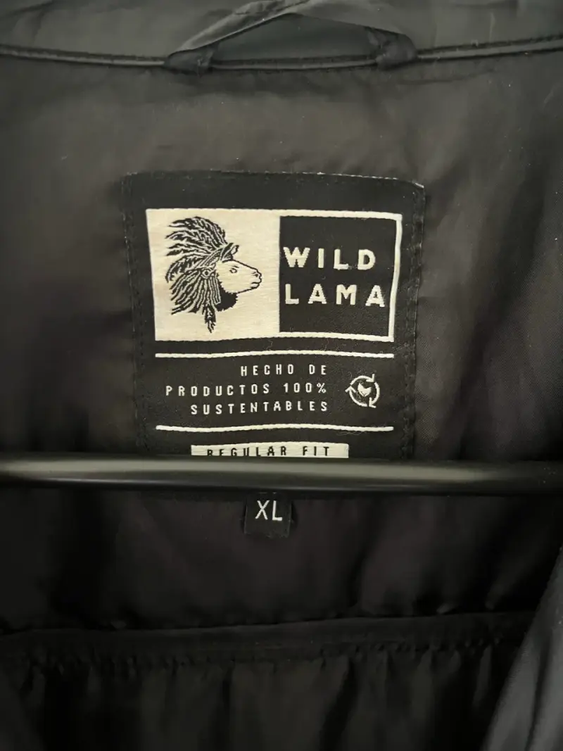 Chaqueta negra de material reciclado Wild Lama - 3