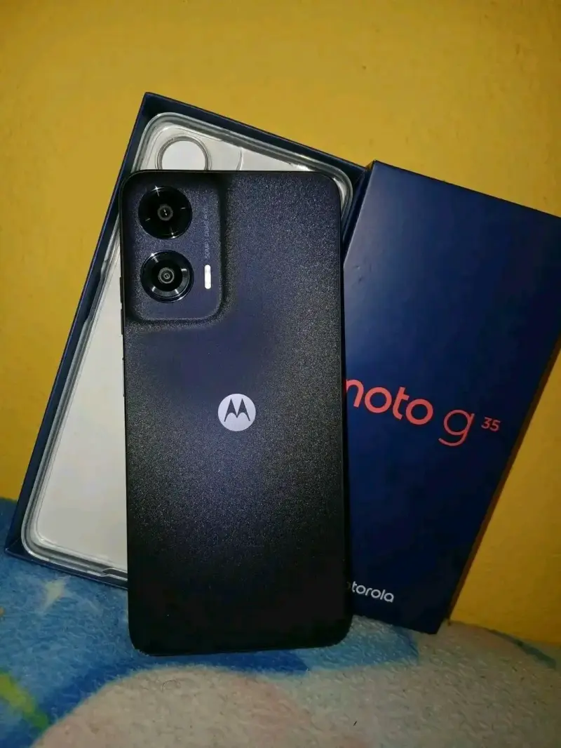 Smartphone Motorola Moto G35 en buen estado - 3
