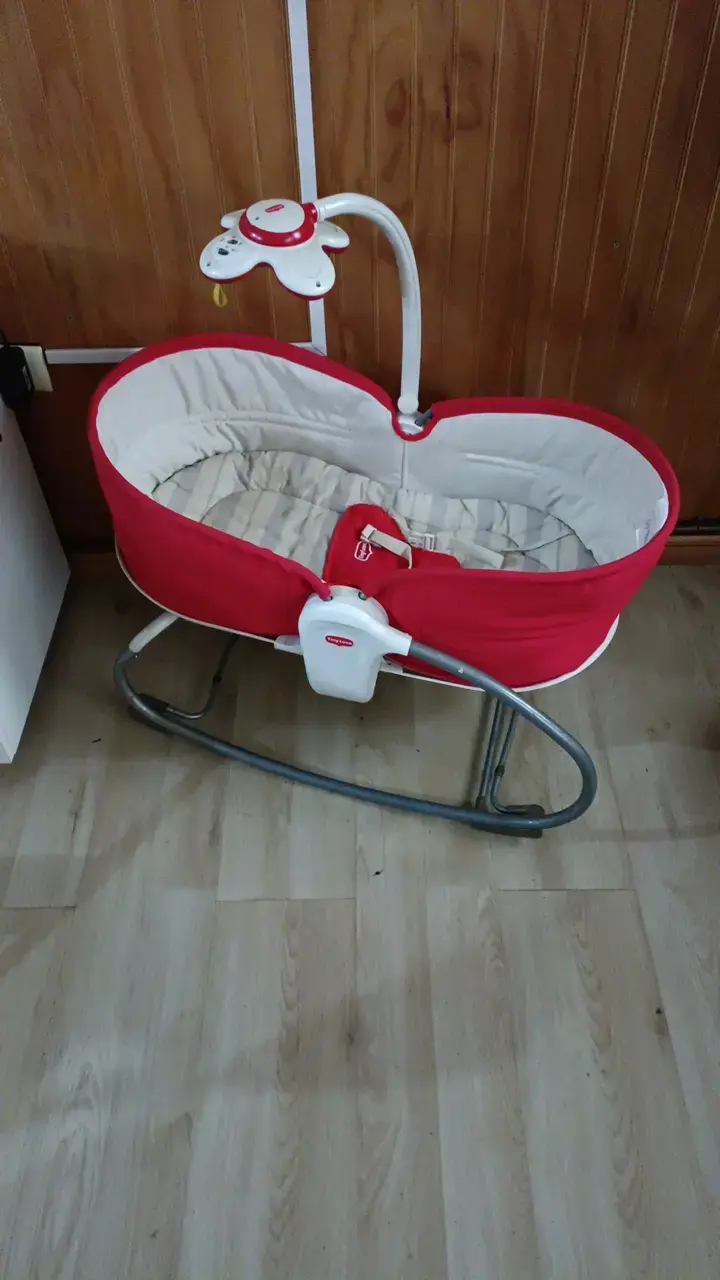 Cuna mecedora para bebé roja con móvil