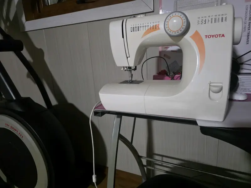 Máquina de Coser Toyota con Puntadas Variadas - 1