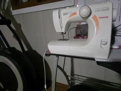 Máquina de Coser Toyota con Puntadas Variadas - miniatura 1