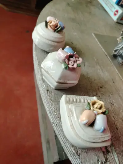 Set de cajitas de cerámica decorativas con flores - miniatura 1