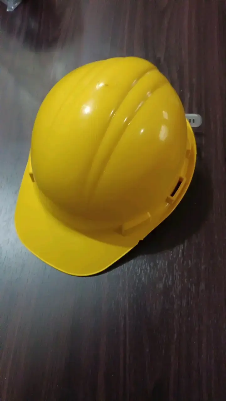 Casco de seguridad amarillo para construcción
