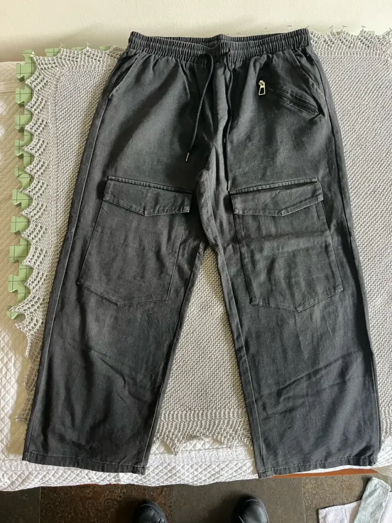 Pantalones cargo negros para hombre con bolsillos