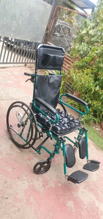 Silla de ruedas plegable con asiento acolchado - miniatura 1