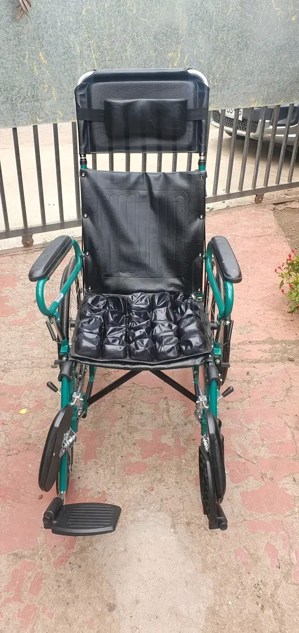 Silla de ruedas plegable con asiento acolchado - 3