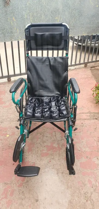 Silla de ruedas plegable con asiento acolchado - miniatura 3