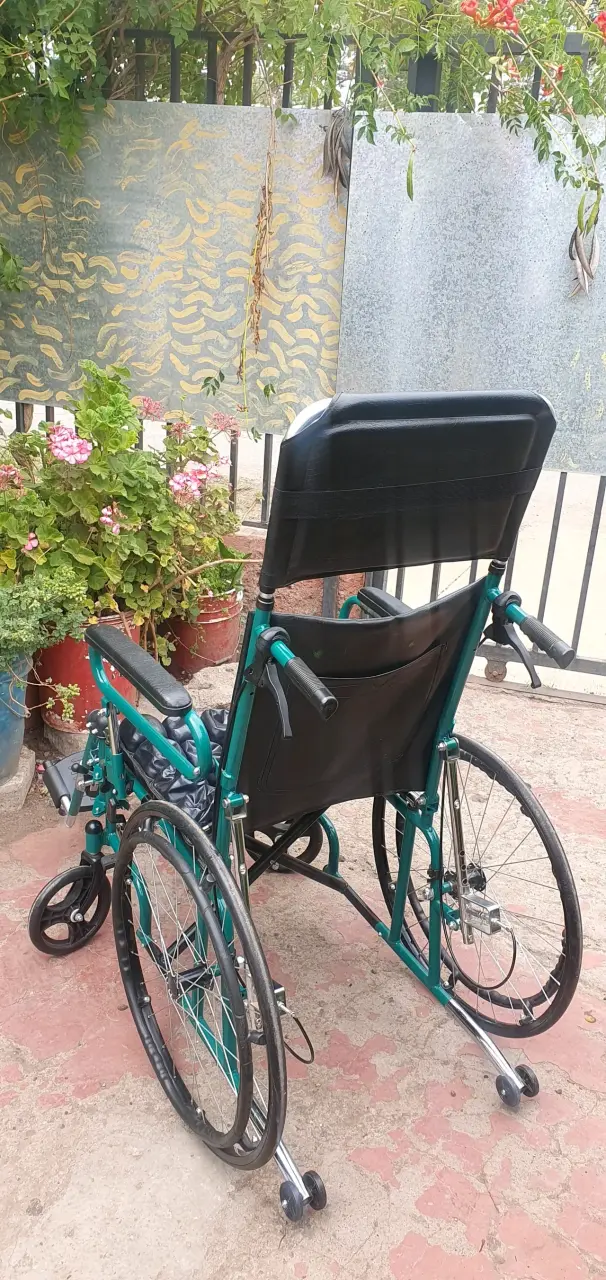 Silla de ruedas plegable con asiento acolchado - 4