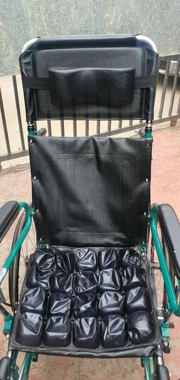 Silla de ruedas plegable con asiento acolchado - 7