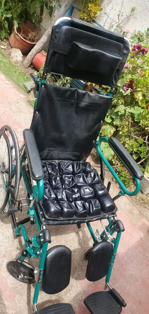 Silla de ruedas plegable con asiento acolchado - 9