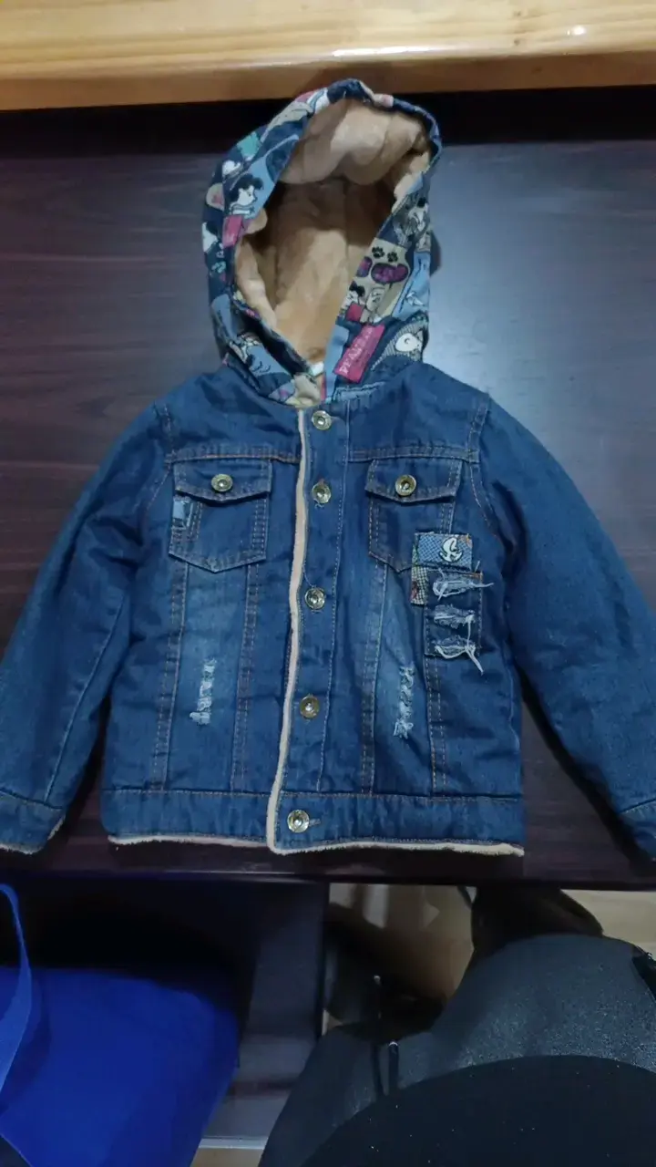 Chaqueta de mezclilla para niño con capucha estampada