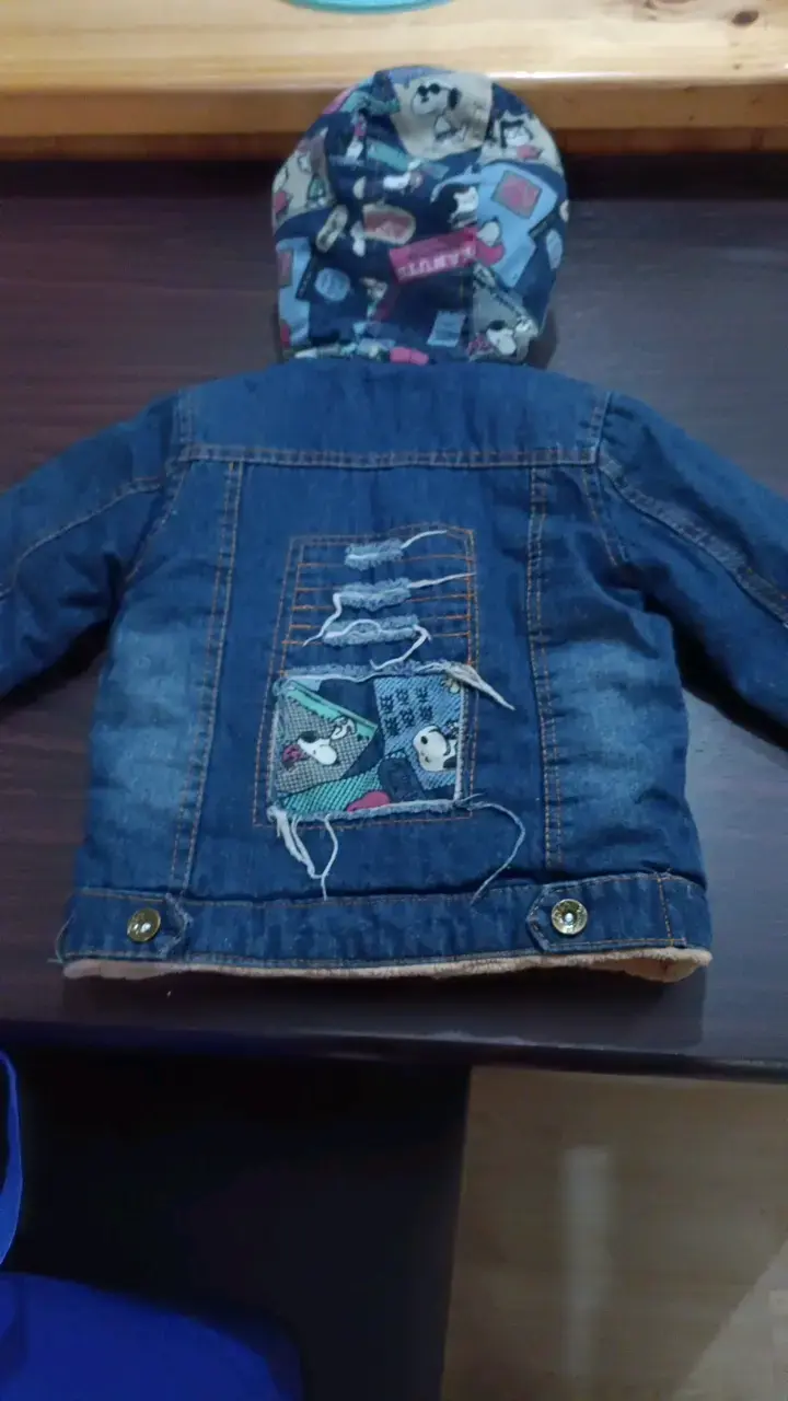 Chaqueta de mezclilla para niño con capucha estampada - 2