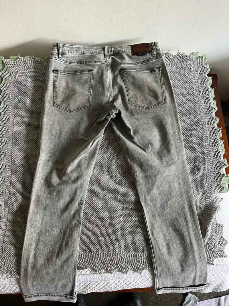 Jeans grises Volcom para hombre talla 34-36 - 2