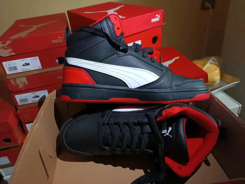 Zapatillas negras y rojas Puma - 1
