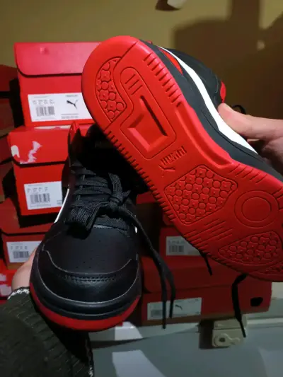Zapatillas  negras y rojas Puma - miniatura 3