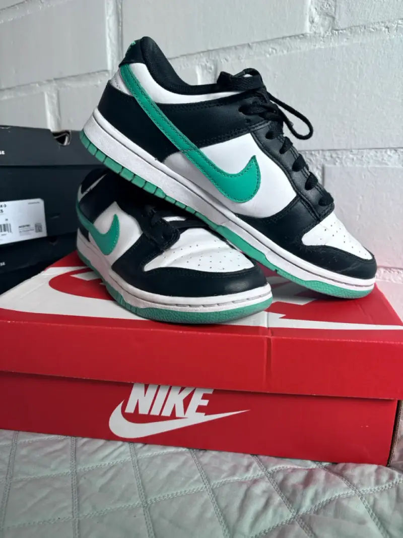 Zapatillas Nike Dunk Low negras y verdes - 1