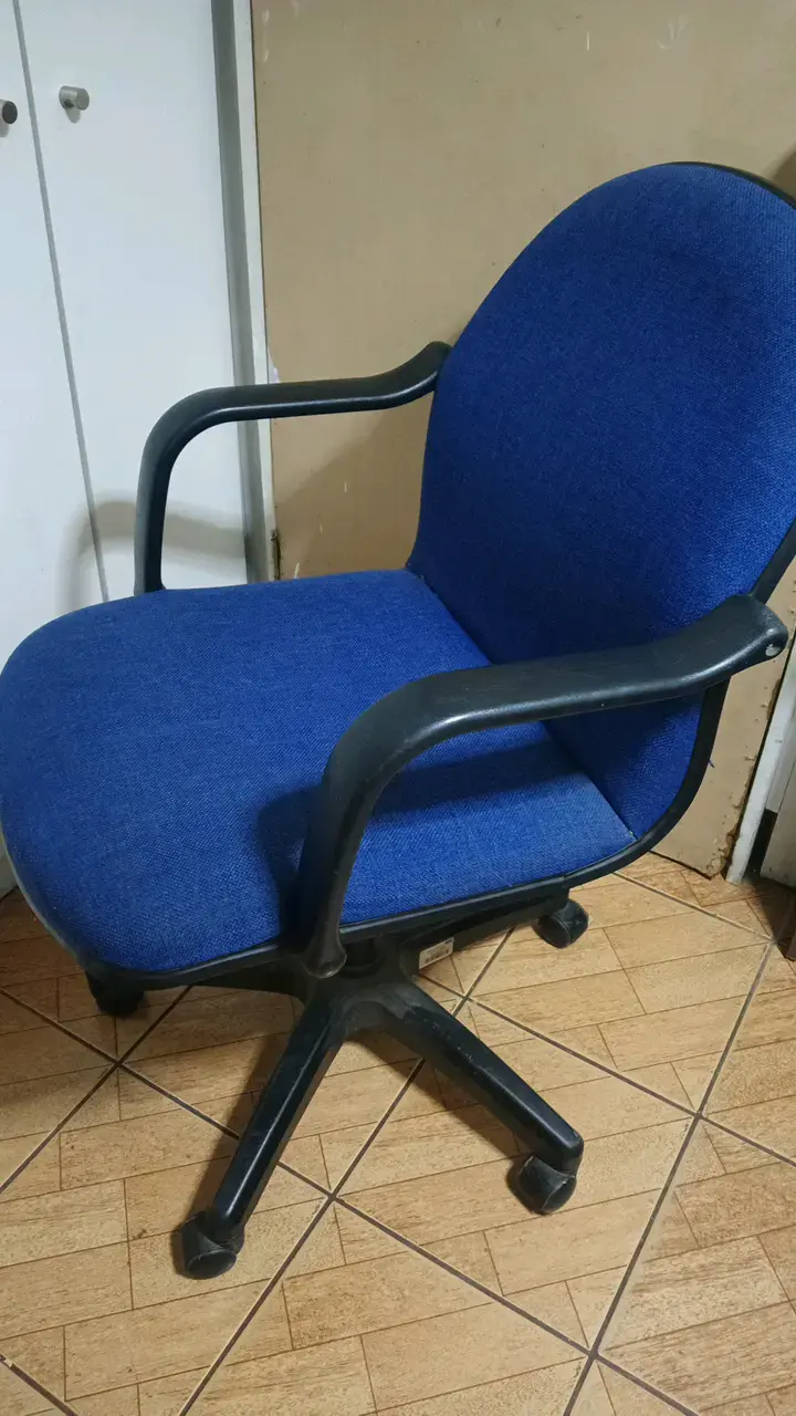 Silla de oficina ergonómica azul