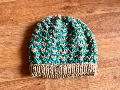 Gorros de lana tejidos a mano en varios colores - miniatura 1