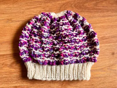 Gorros de lana tejidos a mano en varios colores - miniatura 5