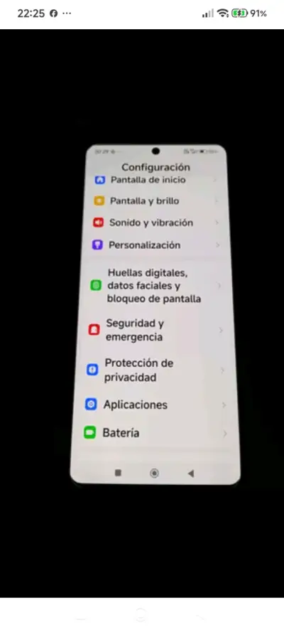 Smartphone con pantalla grande y funda - miniatura 1